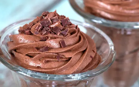Cremige Mousse au Chocolat, garniert mit Schokostückchen. Ein köstliches Mousse au Chocolat Rezept original, das auf der Zunge zergeht.
