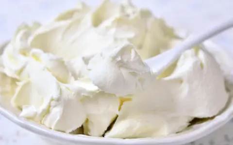 Eine Schüssel voller luftiger Mascarponecreme, bereit für Tiramisu oder andere süße Kreationen.
