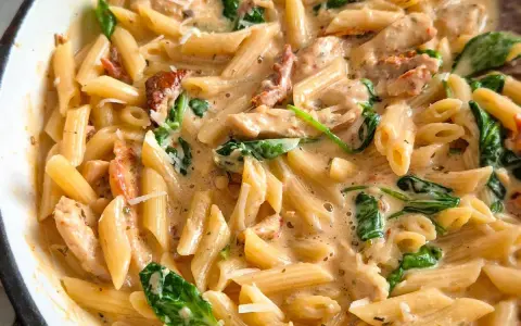 Cremige Penne mit Hähnchen, Spinat und getrockneten Tomaten. Dieses "Marry Me Chicken" Gericht ist so lecker, dass man es heiraten möchte!