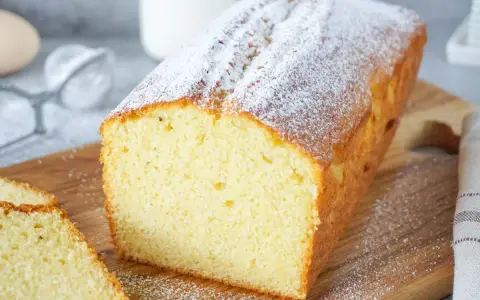 Ein saftiger Zitronenkuchen, bestäubt mit Puderzucker. Perfekt für einfache Kuchen Rezepte.