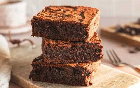 Gestapelte, saftige Brownies, perfekt für ein einfaches brownie rezept. Ein Genuss für Schokoladenliebhaber!