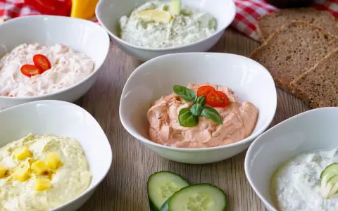 Fünf Schalen mit bunten Dips zum Grillen: Cremig, würzig und frisch. Perfekt zum Dippen mit Brot und Gemüse.