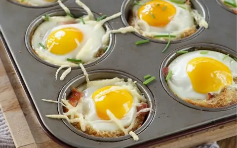 Was isst man zu Ostern? Top 7: Gebackene Eier in Muffinform mit Speck, Käse und Schnittlauch – ein leckeres Osterfrühstück.