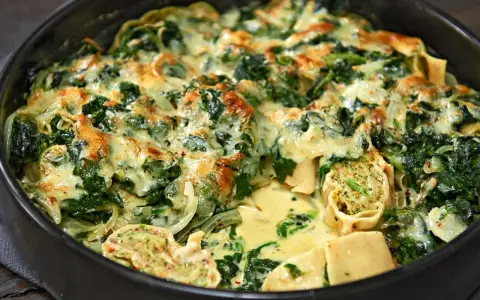Ein köstlicher Maultaschen Auflauf mit Spinat und cremiger Käsesauce, goldbraun überbacken.