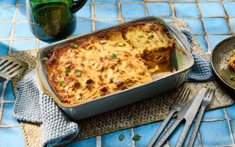 Herzhafte Moussaka mit Zucchini, goldbraun gebacken, wartet darauf, serviert zu werden. Ein köstliches Gericht für die ganze Familie.