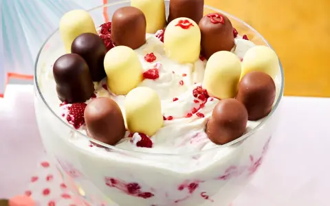 Cremiger Nachtisch mit Schokoküssen und Himbeeren, perfekt als nachtisch den man am vortag zubereiten kann.