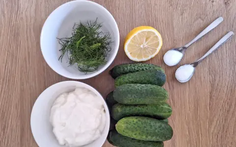 Zutaten für Gurkensalat mit Zitrone: Gurken, Dill, Joghurt, Zitrone, Salz.