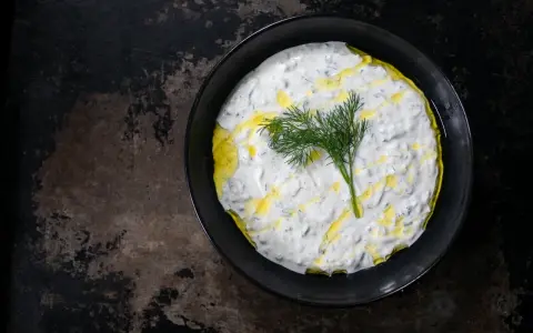 Cremiger Tzatziki-Dip mit Dill und Olivenöl, perfekt für dein nächstes Tzatziki Rezept.