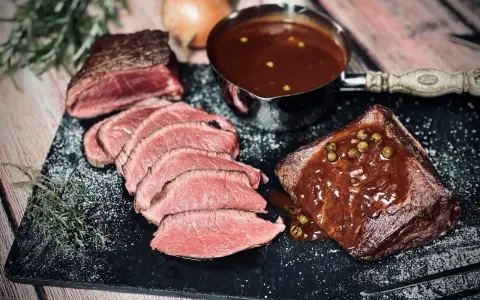 Saftiges Roastbeef mit einer köstlichen Pfeffersauce, die an das beste Pfeffersauce rezept erinnert. Perfekt für einen besonderen Anlass.