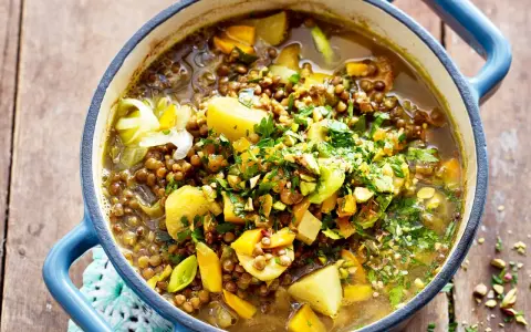 Herzhafte Linsensuppe mit Kartoffeln und Lauch, garniert mit Petersilie und Pistazien. Raffinierte Rezepte mit Linsen sind oft so einfach und lecker.