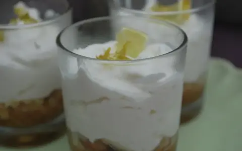 Erfrischendes Limoncello Creme Rezept in Gläsern geschichtet, garniert mit Zitronenspalten.