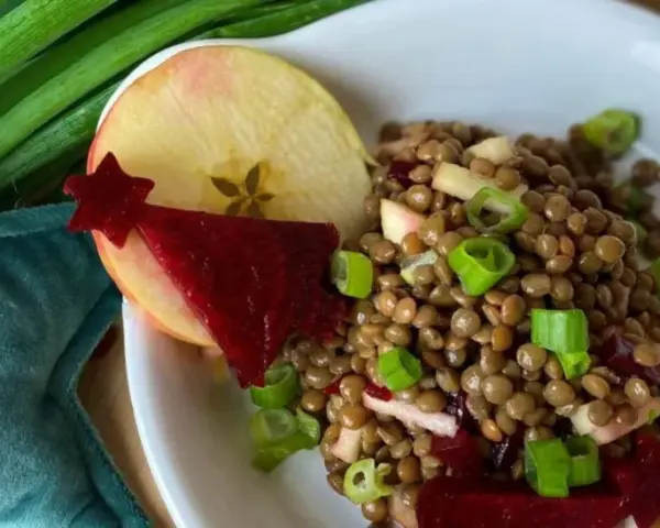 Linsensalat mit Apfel und Stern-förmiger Rote Bete. Ein leckeres Rezept für einen gesunden Salat.