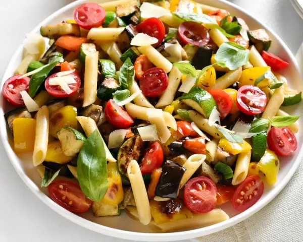 Bunter Nudelsalat mit gegrilltem Gemüse, Kirschtomaten und Parmesan. Leckere schnelle Salate ohne Mayo, perfekt für den Sommer.