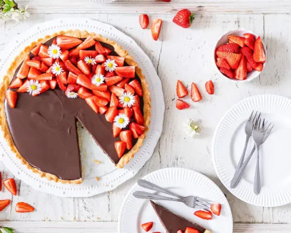 Schokoladen-Erdbeer-Tarte, ein neues Highlight für Ihre Kuchen Rezepte. Frisch, fruchtig und unwiderstehlich lecker.