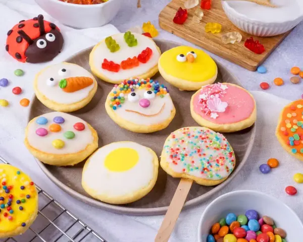 Bunte Kekse mit Zuckerguss, inspiriert von einem amerikanischen Rezept. Marienkäfer, Küken und Gesichter machen Lust auf mehr.