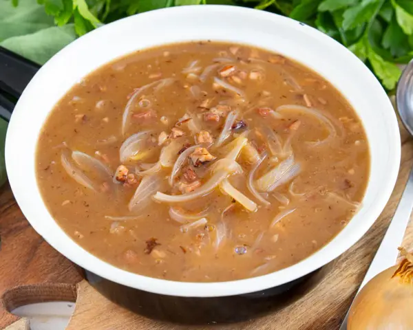 Herzhafte zwiebelsauce wie bei Oma, mit zarten Zwiebelringen und Speckstückchen in einer reichhaltigen Brühe.