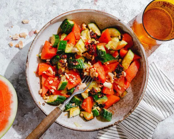 Erfrischender melonen gurken-salat, inspiriert von Martina und Moritz, mit knackigen Erdnüssen und Chili-Flocken. Perfekt für einen leichten Genuss.