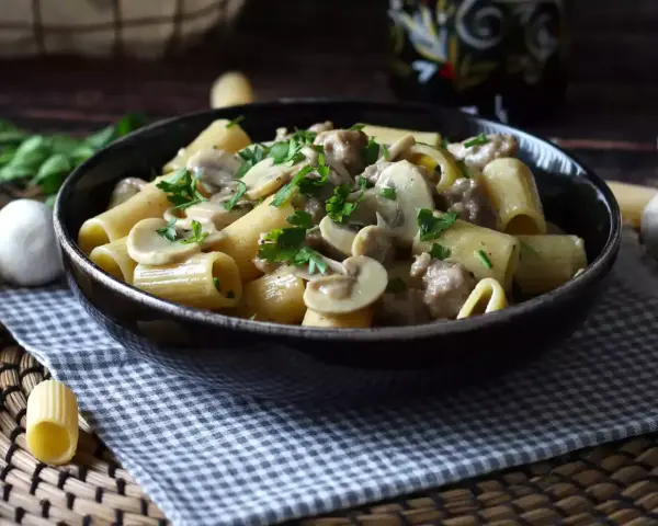 Herzhafte Pasta mit Pilzen und Hackfleisch, garniert mit frischer Petersilie. Ein Genuss für jeden Tag.