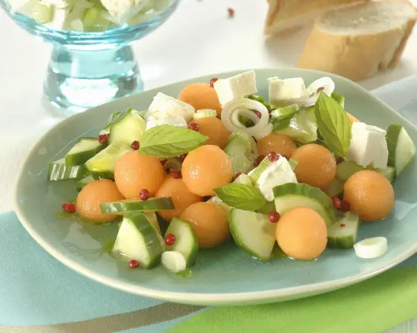 Erfrischender Cantaloupe Melone Salat mit Gurke, Feta und Minze. Perfekt für leichte cantaloupe melone rezepte.