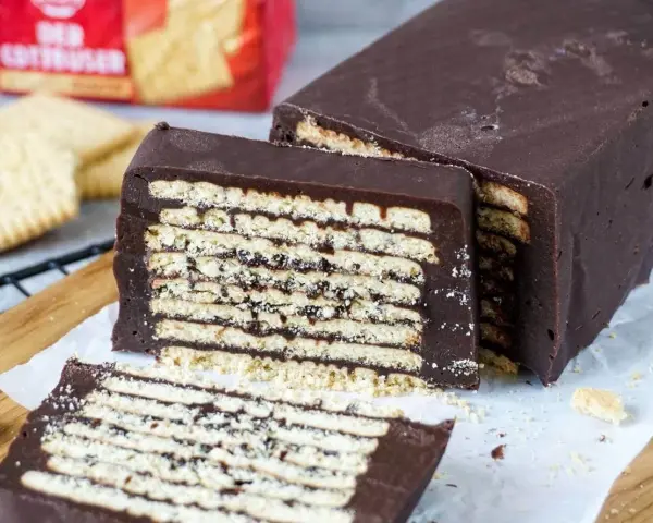 Kalter Hund rezept original DDR: Schokoladenkeks-Torte mit vielen Schichten Kekse und Schokolade. Ein Klassiker aus der DDR.