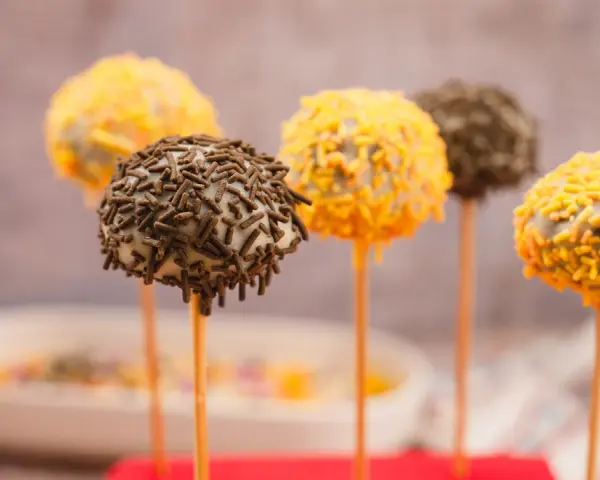 Leckere cake pops ohne backen, verziert mit Schokostreuseln und bunten Zuckerstreuseln.