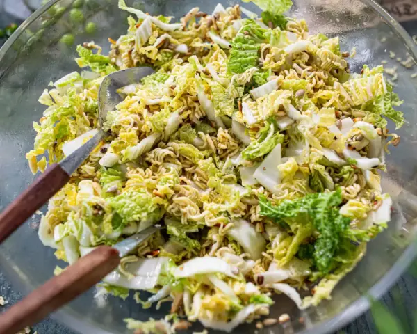 Yum yum! Ein knackiger Chinakohl-Salat mit knusprigen Nudeln und Sonnenblumenkernen. Perfekt für den Sommer.