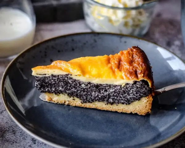 Ein saftiges Stück Mohnkuchen mit Schmand, mit einer goldenen Kruste und einer dicken Mohnschicht.