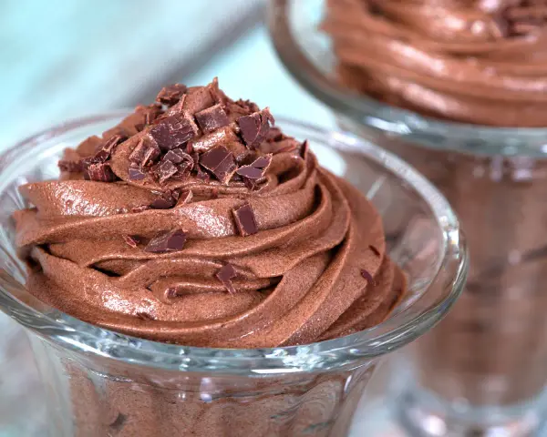 Cremige Mousse au Chocolat, garniert mit Schokostückchen. Ein köstliches Mousse au Chocolat Rezept original, das auf der Zunge zergeht.