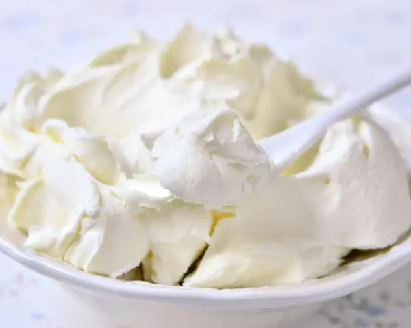 Eine Schüssel voller luftiger Mascarponecreme, bereit für Tiramisu oder andere süße Kreationen.