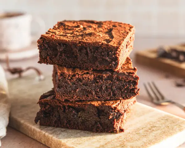 Gestapelte, saftige Brownies, perfekt für ein einfaches brownie rezept. Ein Genuss für Schokoladenliebhaber!
