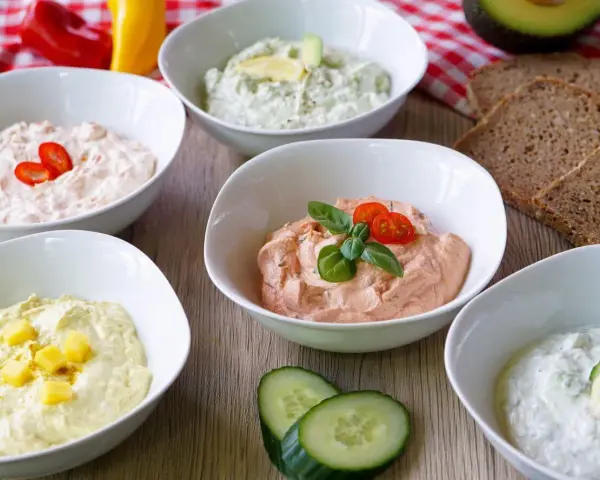 Fünf Schalen mit bunten Dips zum Grillen: Cremig, würzig und frisch. Perfekt zum Dippen mit Brot und Gemüse.