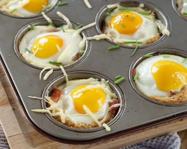 Was isst man zu Ostern? Top 7: Gebackene Eier in Muffinform mit Speck, Käse und Schnittlauch – ein leckeres Osterfrühstück.
