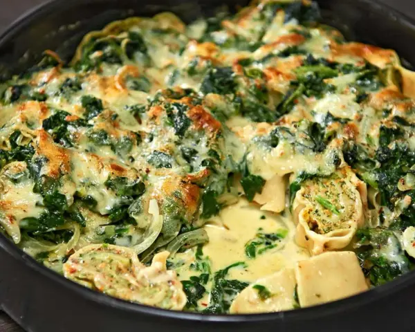 Ein köstlicher Maultaschen Auflauf mit Spinat und cremiger Käsesauce, goldbraun überbacken.