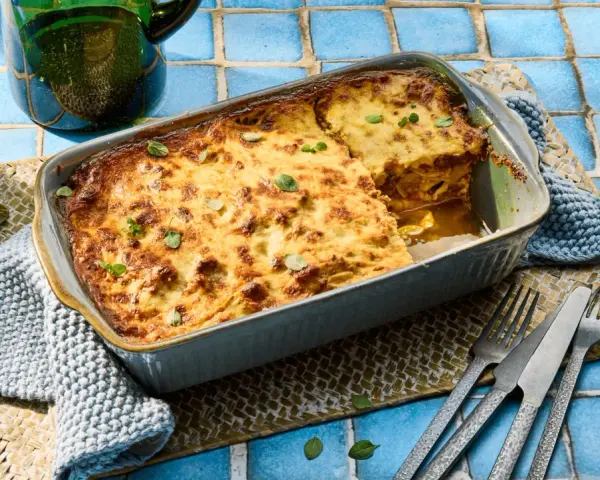 Herzhafte Moussaka mit Zucchini, goldbraun gebacken, wartet darauf, serviert zu werden. Ein köstliches Gericht für die ganze Familie.