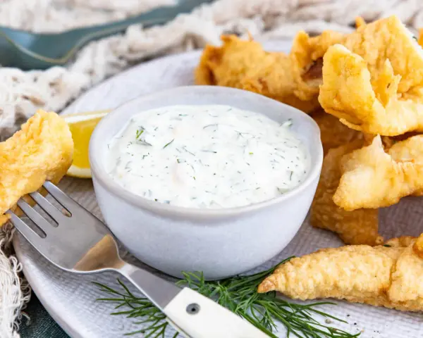 Knuspriges Fischgericht mit einer cremigen Remoulade, perfekt zum Dippen. Ein einfaches Remoulade Rezept für den perfekten Genuss.