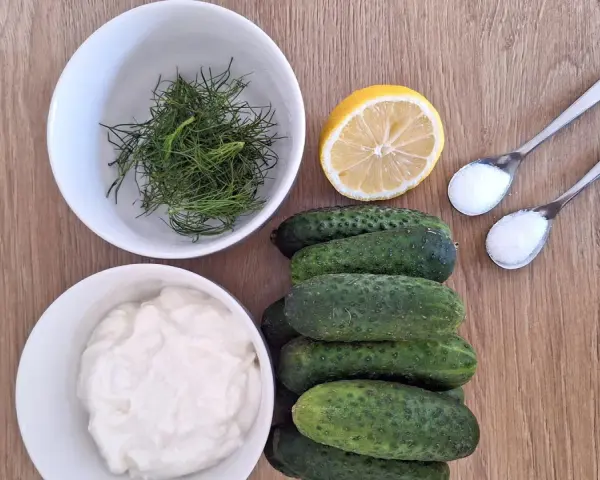 Zutaten für Gurkensalat mit Zitrone: Gurken, Dill, Joghurt, Zitrone, Salz.