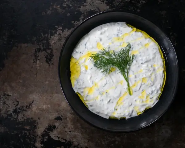 Cremiger Tzatziki-Dip mit Dill und Olivenöl, perfekt für dein nächstes Tzatziki Rezept.
