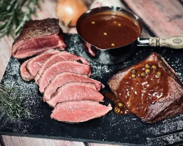 Saftiges Roastbeef mit einer köstlichen Pfeffersauce, die an das beste Pfeffersauce rezept erinnert. Perfekt für einen besonderen Anlass.