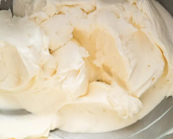 Cremige Buttercreme mit Pudding, die in einer Schüssel aufgeschlagen wird.