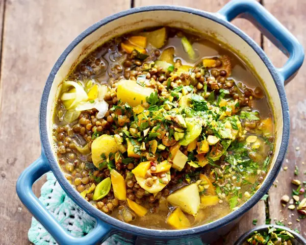 Herzhafte Linsensuppe mit Kartoffeln und Lauch, garniert mit Petersilie und Pistazien. Raffinierte Rezepte mit Linsen sind oft so einfach und lecker.