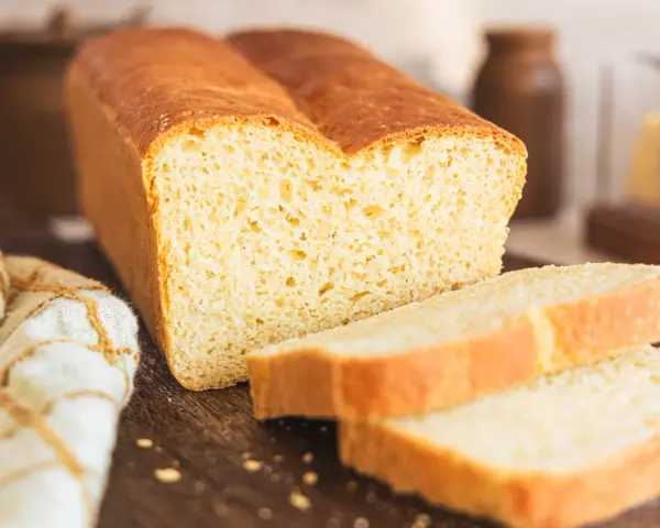 Ein frisch gebackenes, goldbraunes Toastbrot, geschnitten in saftige Scheiben. Das perfekte Ergebnis eines original Toastbrot Rezepts.