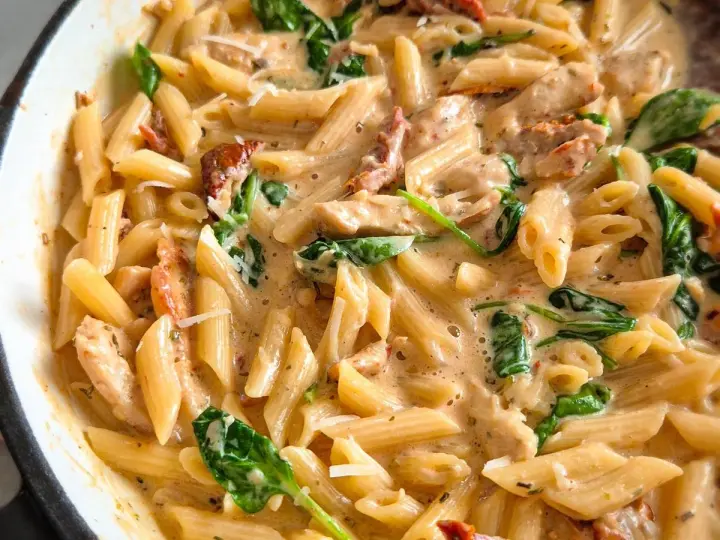 Cremige Penne mit Hähnchen, Spinat und getrockneten Tomaten. Dieses "Marry Me Chicken" Gericht ist so lecker, dass man es heiraten möchte!