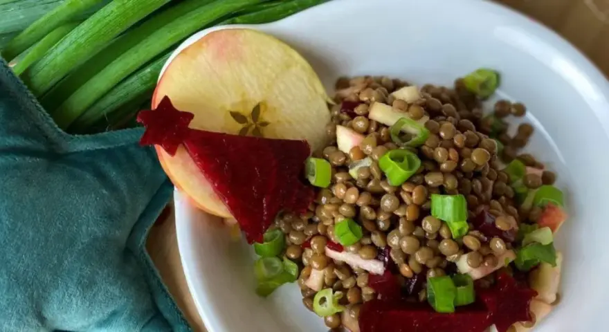 Linsensalat mit Apfel und Stern-förmiger Rote Bete. Ein leckeres Rezept für einen gesunden Salat.