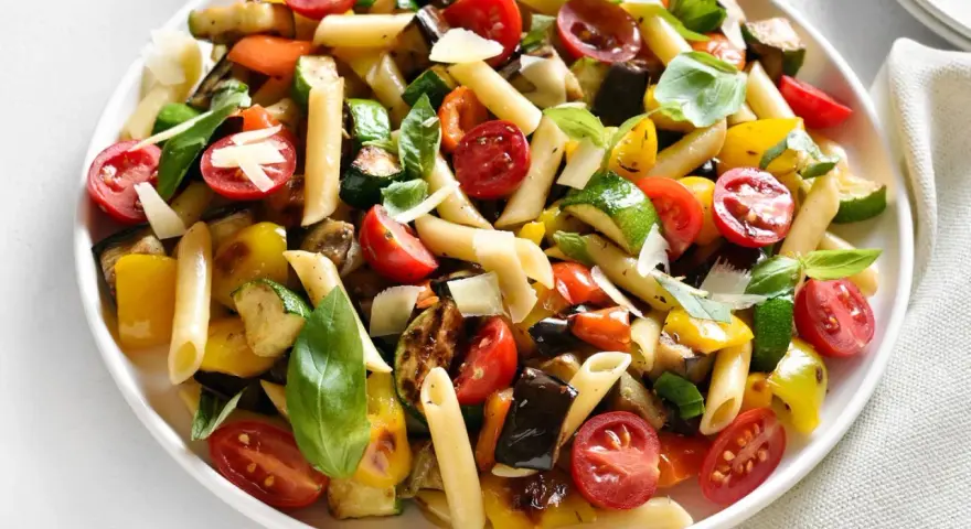 Bunter Nudelsalat mit gegrilltem Gemüse, Kirschtomaten und Parmesan. Leckere schnelle Salate ohne Mayo, perfekt für den Sommer.