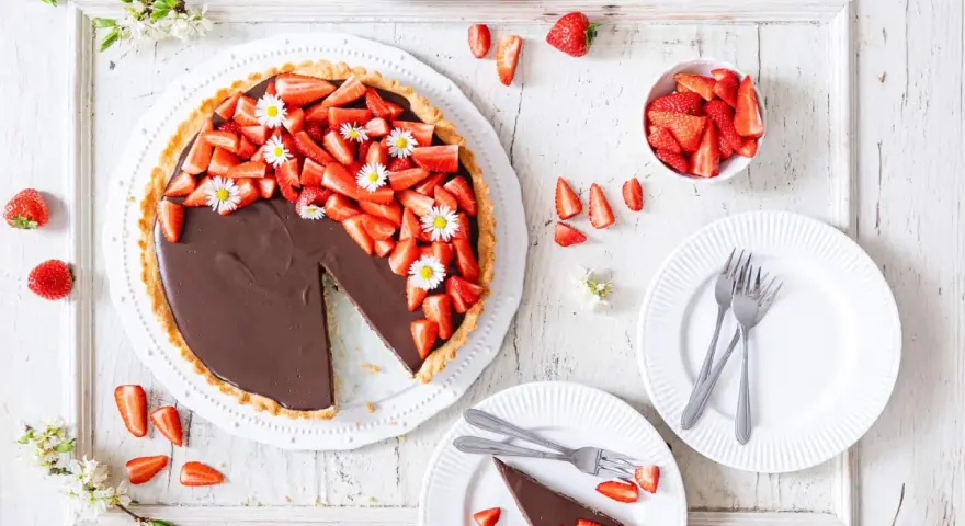 Schokoladen-Erdbeer-Tarte, ein neues Highlight für Ihre Kuchen Rezepte. Frisch, fruchtig und unwiderstehlich lecker.