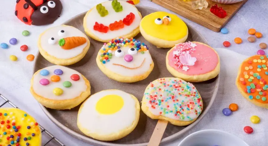 Bunte Kekse mit Zuckerguss, inspiriert von einem amerikanischen Rezept. Marienkäfer, Küken und Gesichter machen Lust auf mehr.