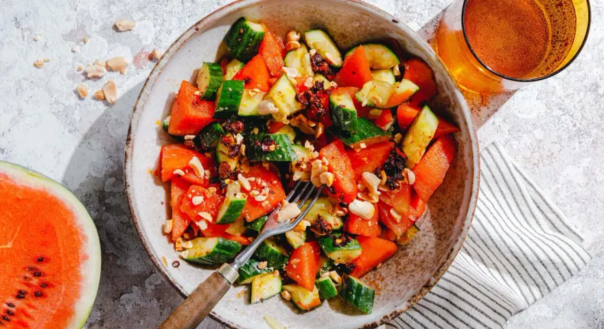 Erfrischender melonen gurken-salat, inspiriert von Martina und Moritz, mit knackigen Erdnüssen und Chili-Flocken. Perfekt für einen leichten Genuss.