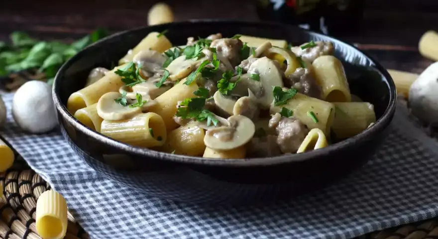 Herzhafte Pasta mit Pilzen und Hackfleisch, garniert mit frischer Petersilie. Ein Genuss für jeden Tag.