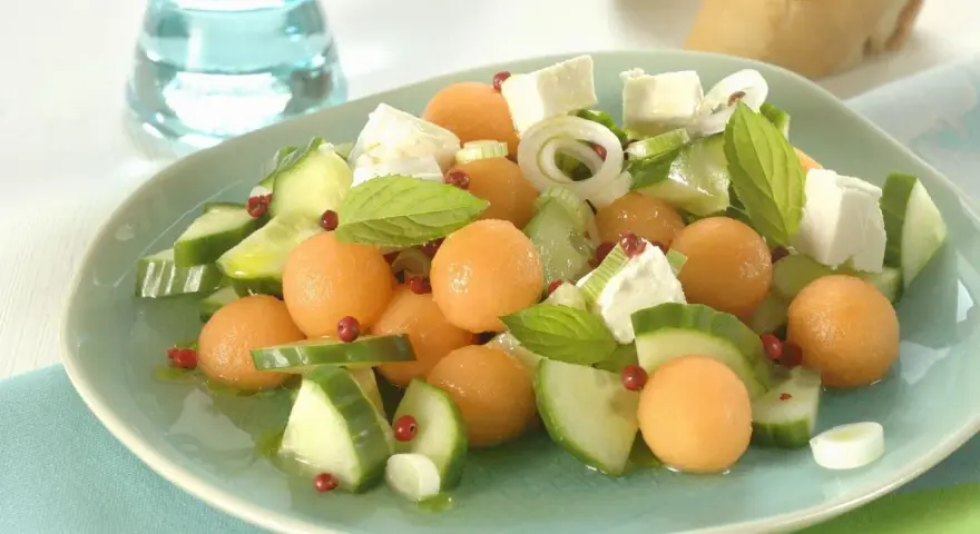 Erfrischender Cantaloupe Melone Salat mit Gurke, Feta und Minze. Perfekt für leichte cantaloupe melone rezepte.