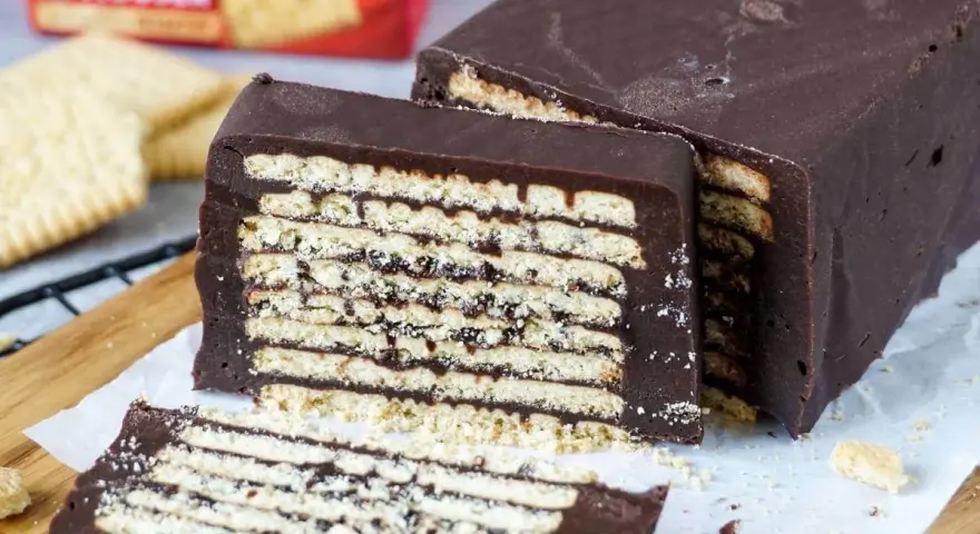 Kalter Hund rezept original DDR: Schokoladenkeks-Torte mit vielen Schichten Kekse und Schokolade. Ein Klassiker aus der DDR.